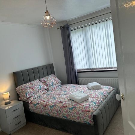פיטרלי Lovely 3 Bedroom House Close To City Centre מראה חיצוני תמונה